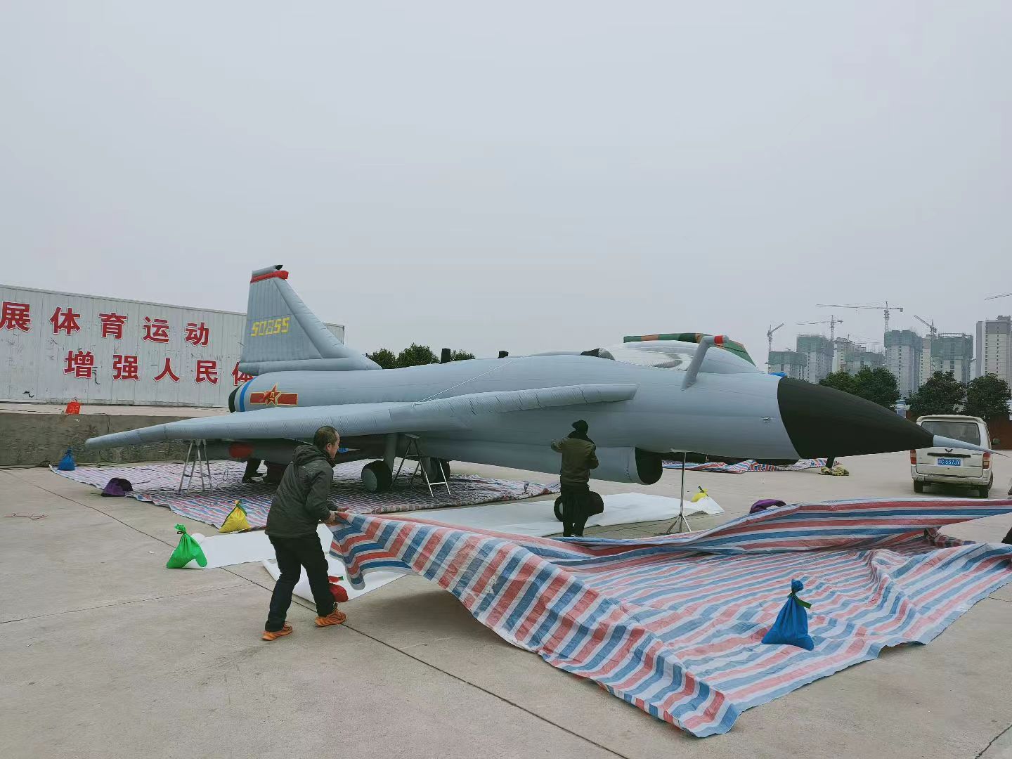广东赤峰导弹车假目标揭秘：汽车与充气军事房子合作大作战